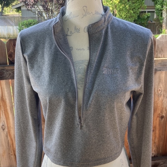 Sisters and Seekers Cropped Long Sleeved Workout Top Size Large - Picture 4 of 5